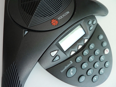 Poly SoundStation2 (analog) Konferenztelefon mit Display, erweiterbar ohne Netzteil 2201-16200-601 Refurbished