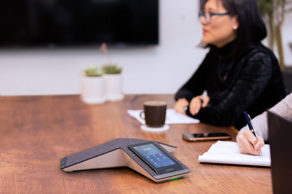 Poly Trio C60 IP-Konferenztelefon für Microsoft Teams/SfB mit integriertem Wi-Fi, Bluetooth, DECT, ohne Netzteil PoE, für EURO & ANZ 2200-86590-019
